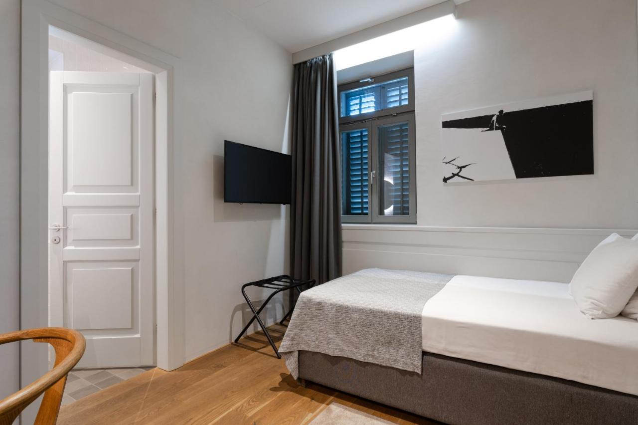 Hotel Peteani ลาบิน ภายนอก รูปภาพ