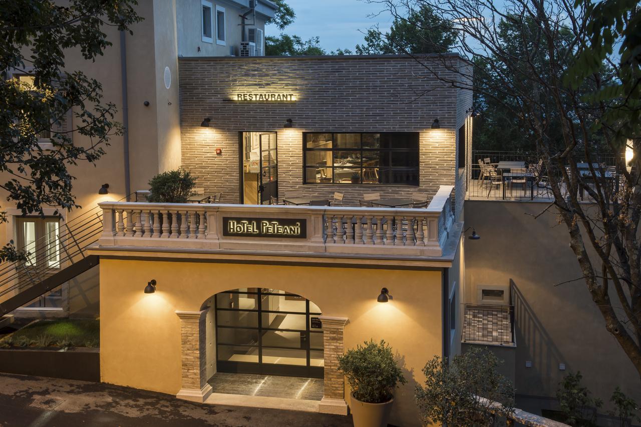 Hotel Peteani ลาบิน ภายนอก รูปภาพ