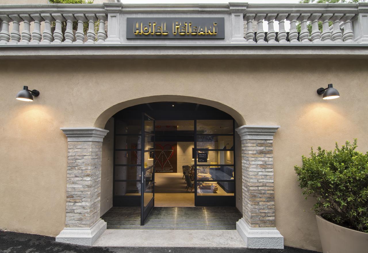 Hotel Peteani ลาบิน ภายนอก รูปภาพ
