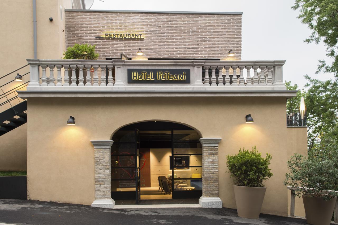 Hotel Peteani ลาบิน ภายนอก รูปภาพ