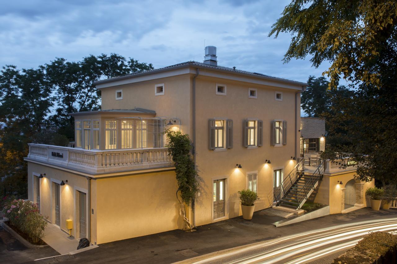 Hotel Peteani ลาบิน ภายนอก รูปภาพ